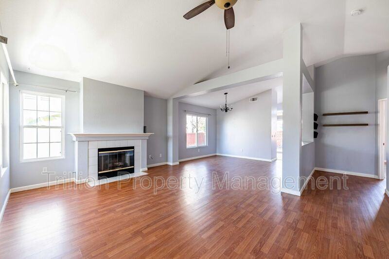 32514 Strigel Ct - Photo 3 of 15