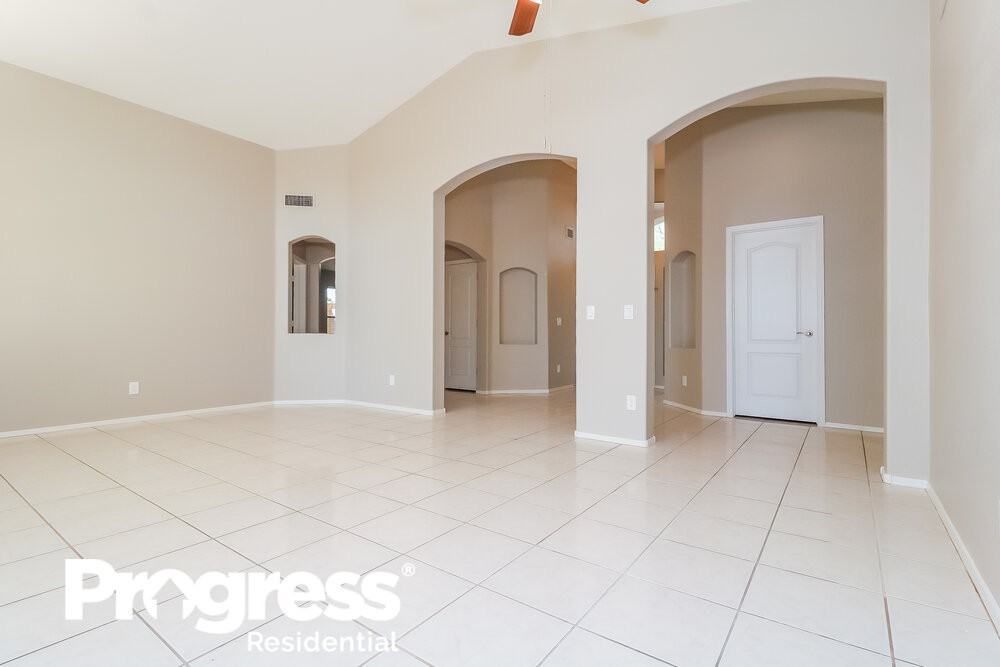 12817 W Vernon Ave - Photo 3 of 21