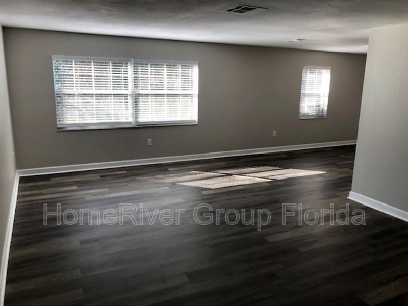 2140 N Bay Hills Blvd - Photo 3 of 23