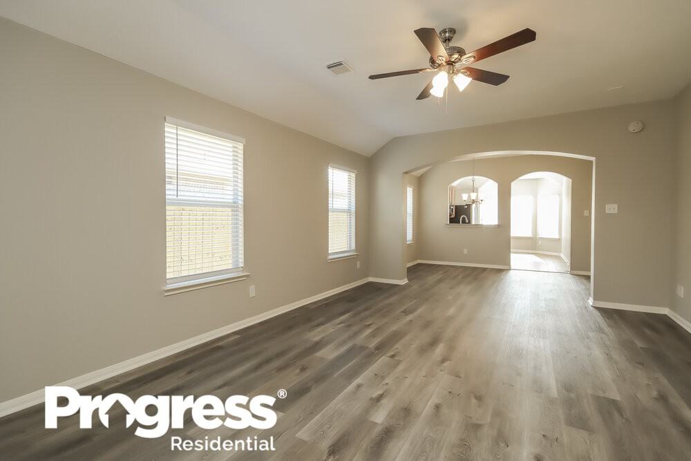 3281 Gladewater Ln - Photo 3 of 21