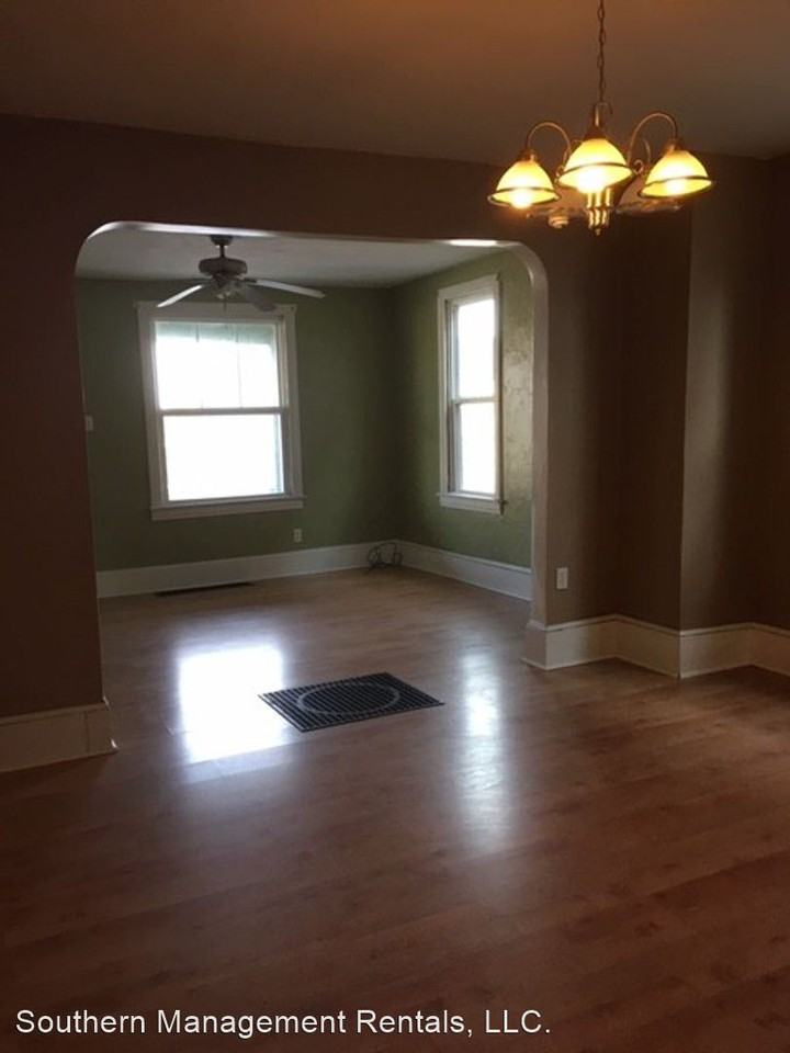 220 E Maple St - Photo 2 of 7