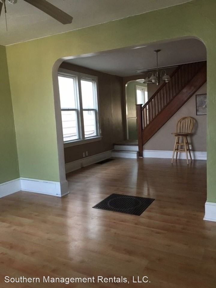 220 E Maple St - Photo 3 of 7