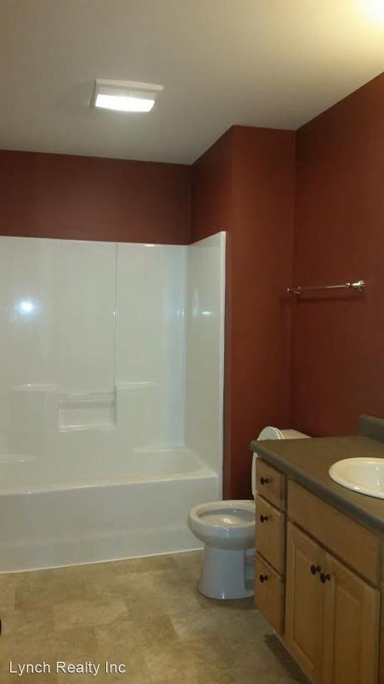 106 1/2 W Jefferson - Photo 2 of 9