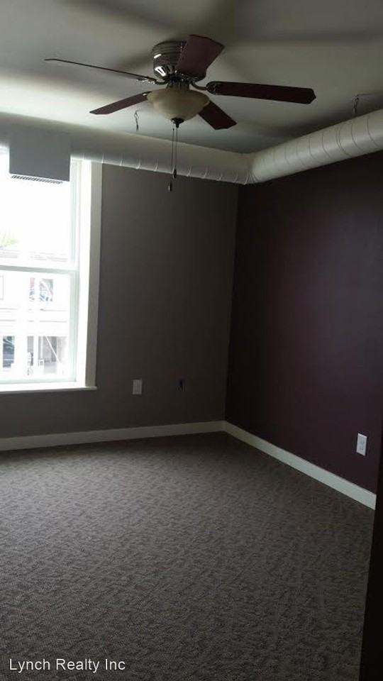 106 1/2 W Jefferson - Photo 3 of 9