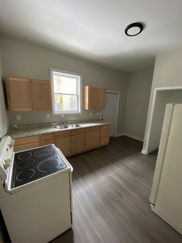 314 E 15th St #1 - Photo 3 of 5