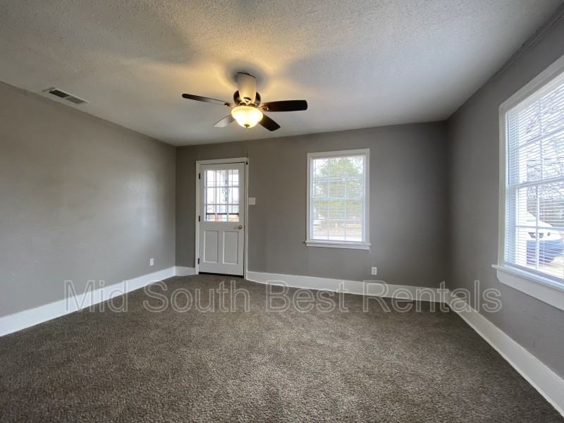 1382 S Cooper St - Photo 2 of 8