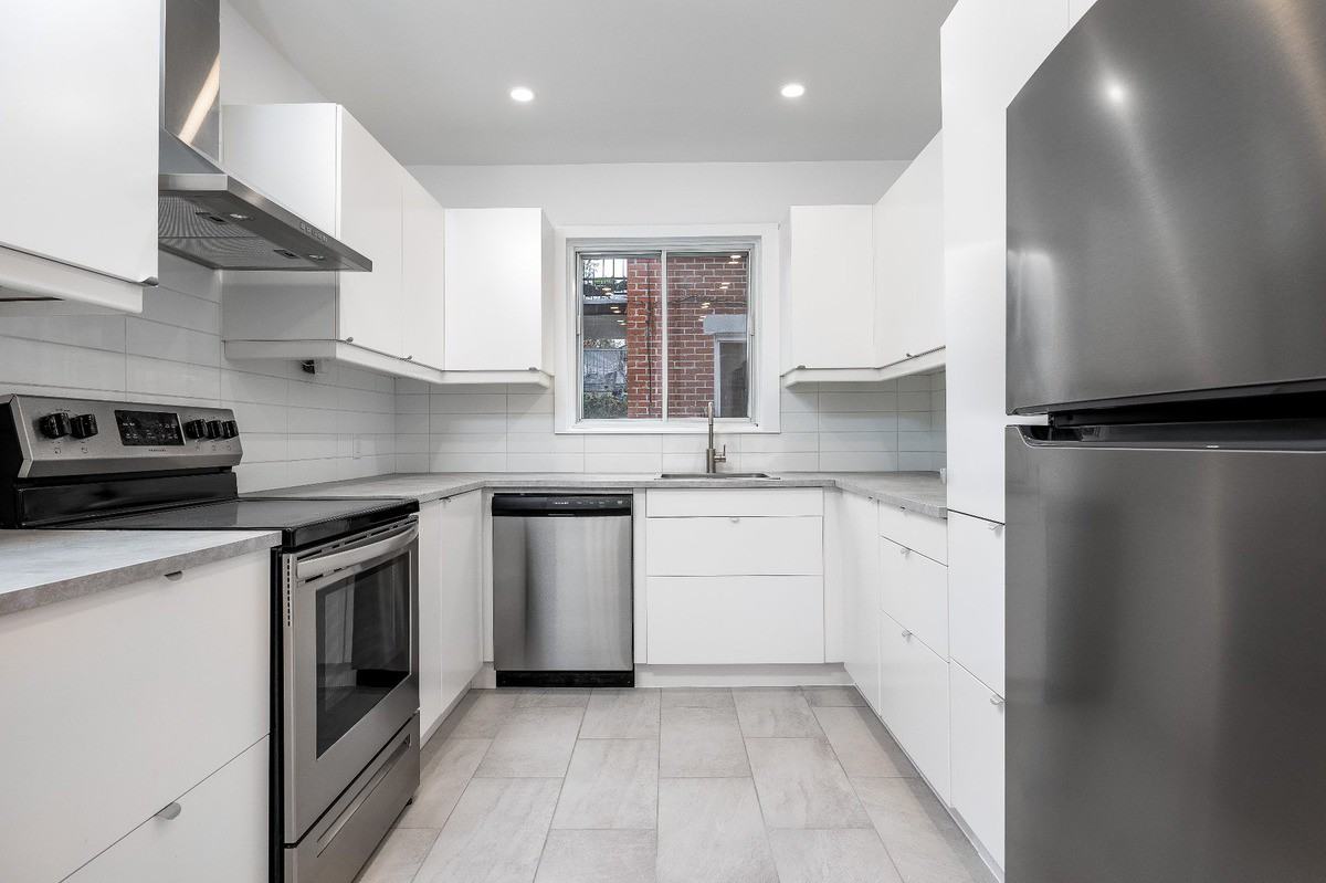 493 37e Avenue - Photo 2 of 10