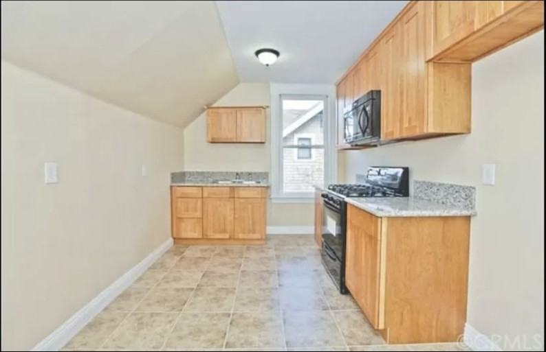 364 E Pearl St - Photo 2 of 7