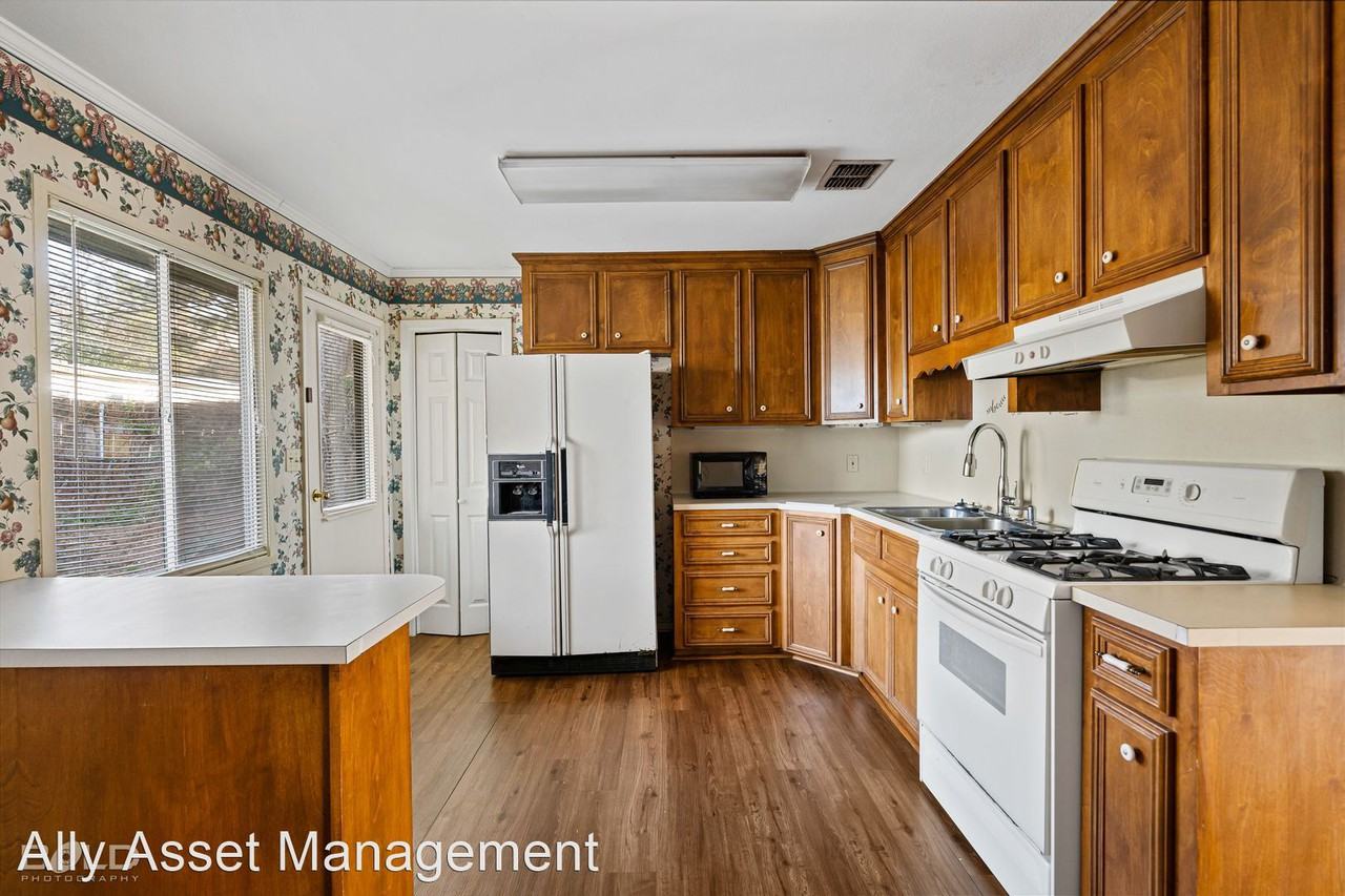 2838 Smithfield Rd - Photo 3 of 11