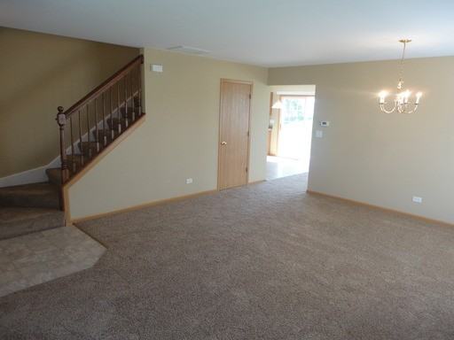487 Montauk Ln - Photo 3 of 9