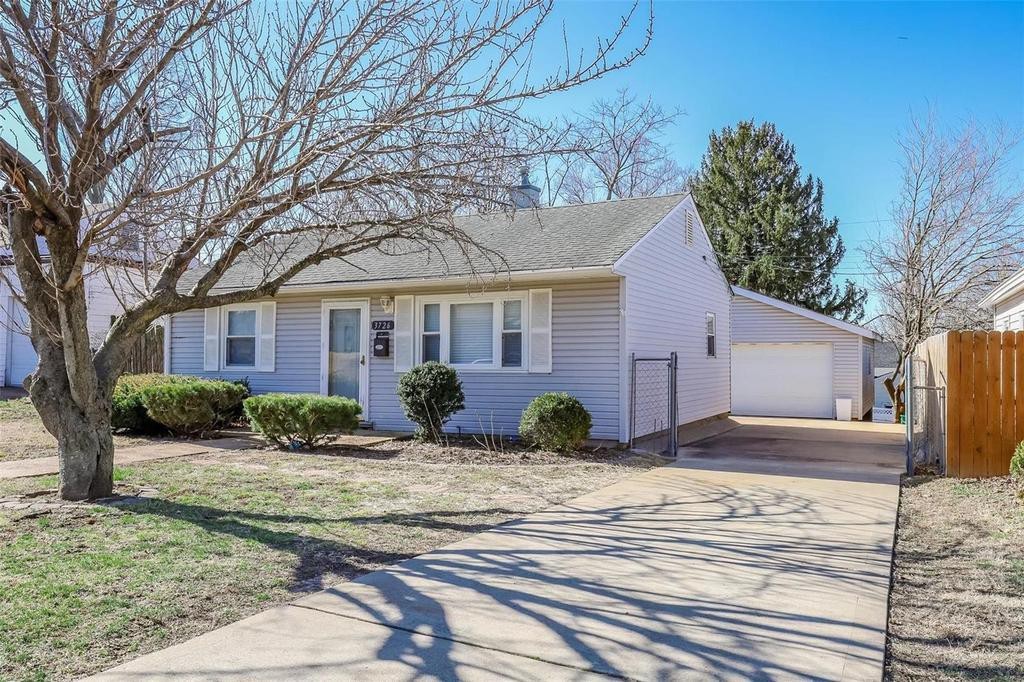 3726 Roswell Ave - Photo 2 of 23