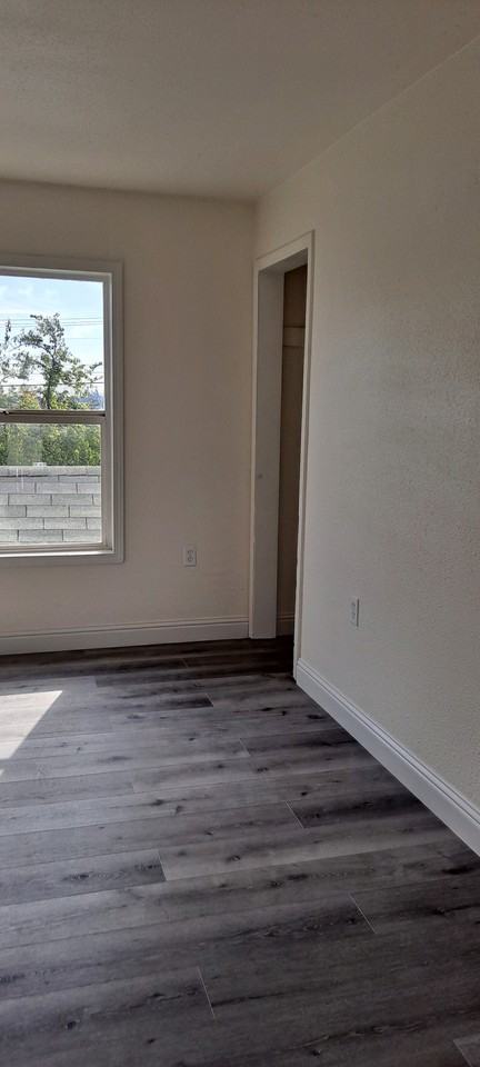 1237 87th Ave - Photo 2 of 11