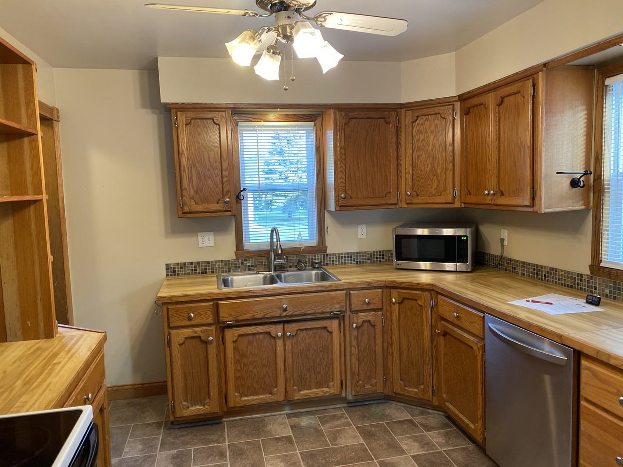 1610 Broadway N - Photo 3 of 9