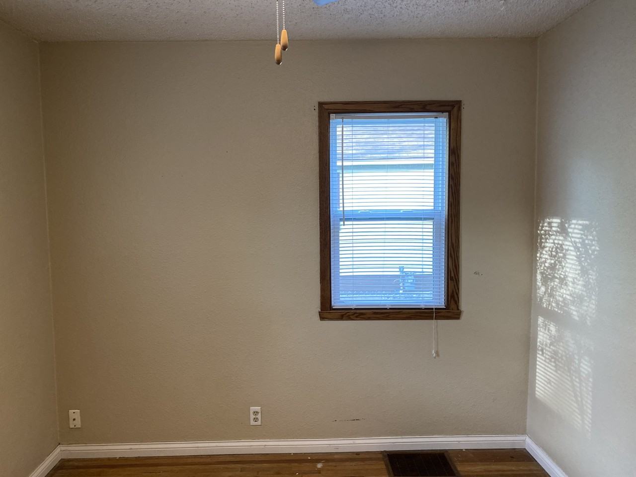 1610 Broadway N - Photo 5 of 9