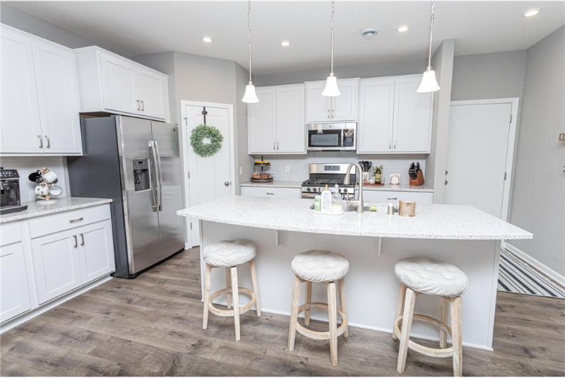 7303 Fir Ln N - Photo 3 of 24