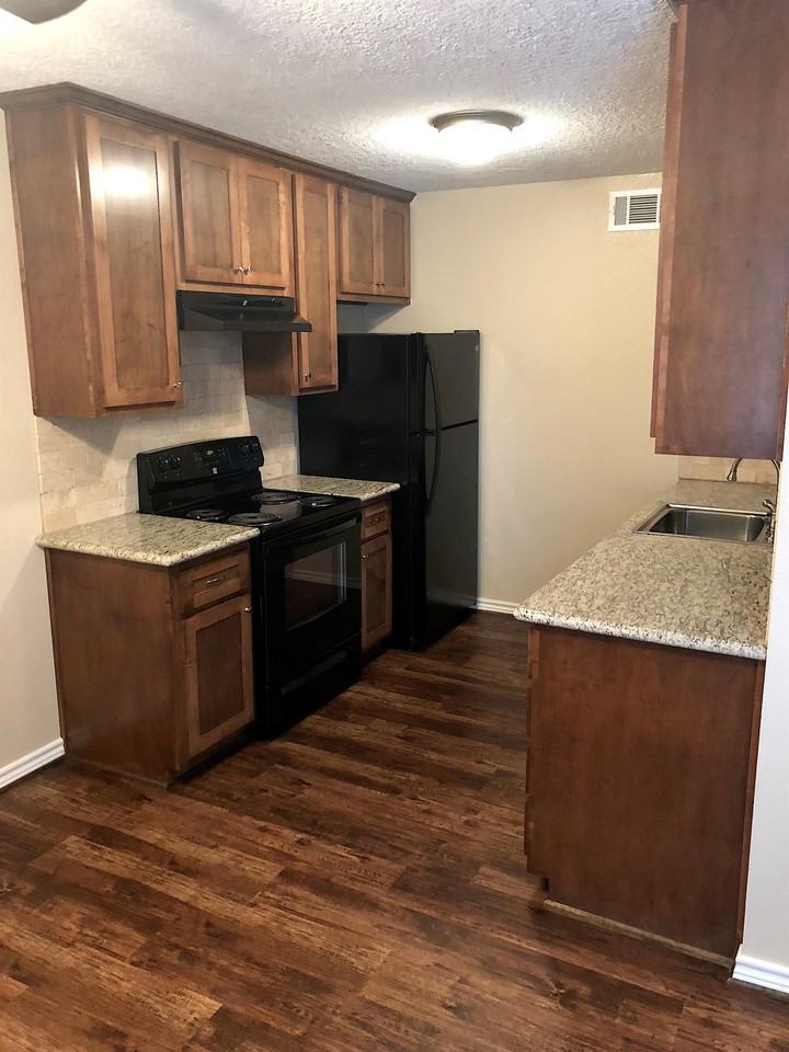 1008 N Houston Ave #2 - Photo 3 of 12