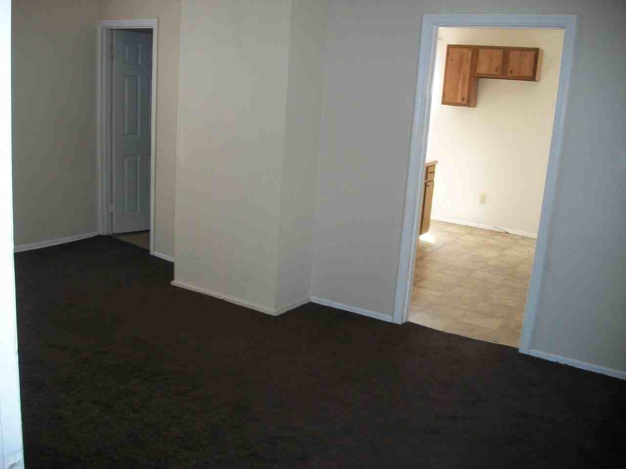 525 Oak St - Photo 3 of 5