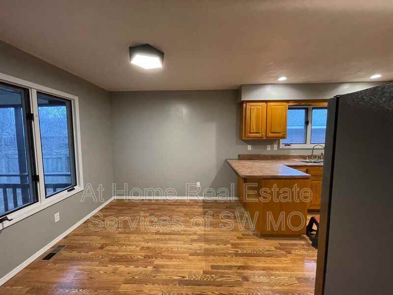 935 S Belcrest Ave - Photo 3 of 7