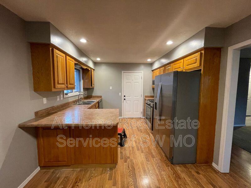 935 S Belcrest Ave - Photo 4 of 7