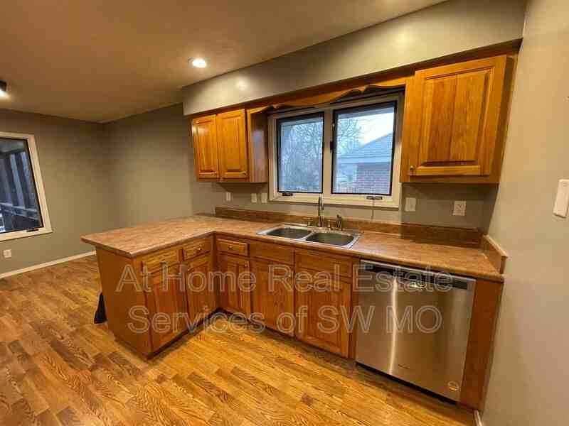 935 S Belcrest Ave - Photo 5 of 7