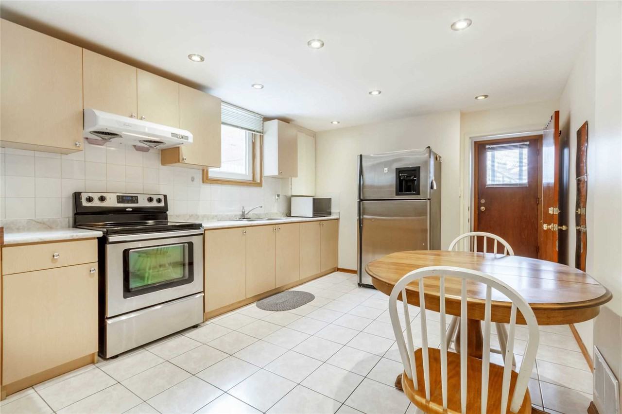 4136 Dunmow Crescent - Photo 2 of 25