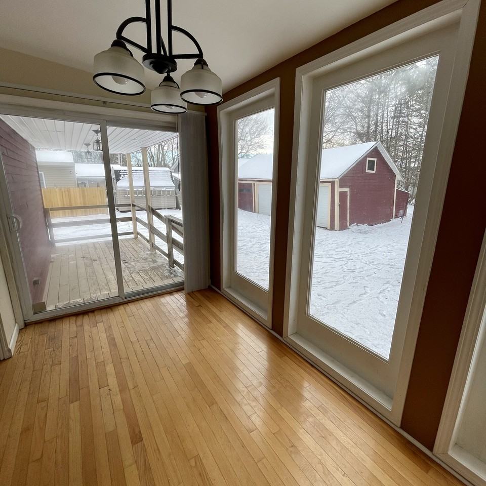 518 W 3rd St S - Photo 2 of 6