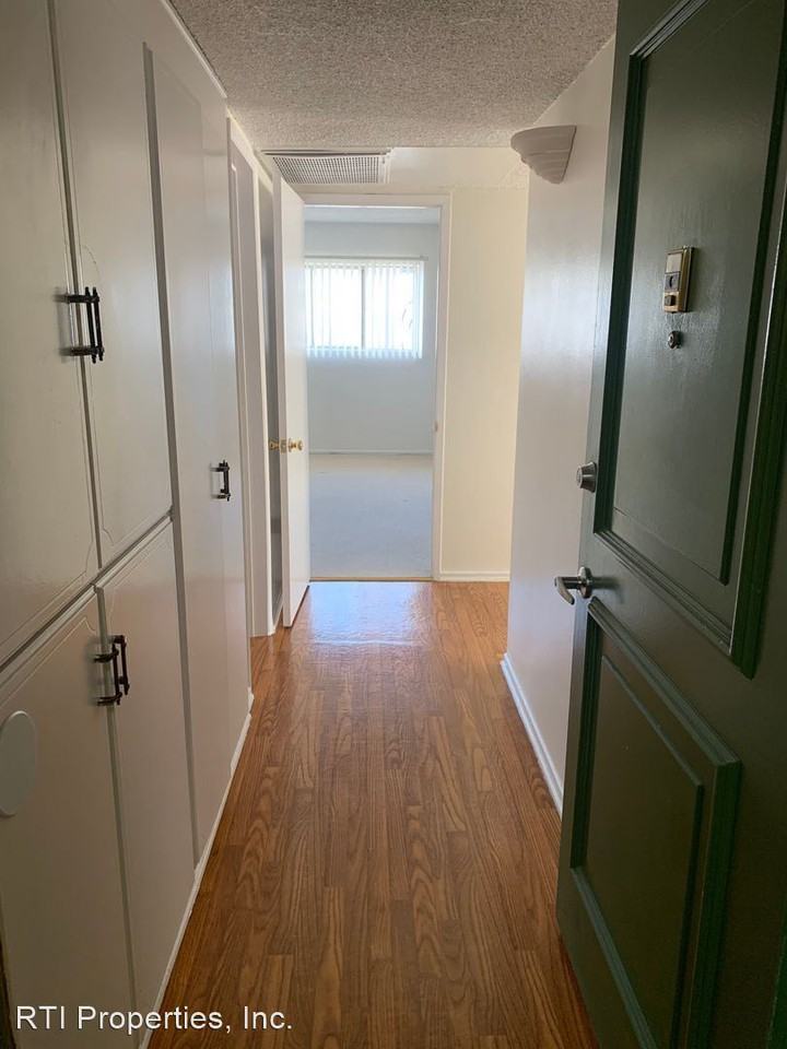 319 S Clark Dr - Photo 2 of 15