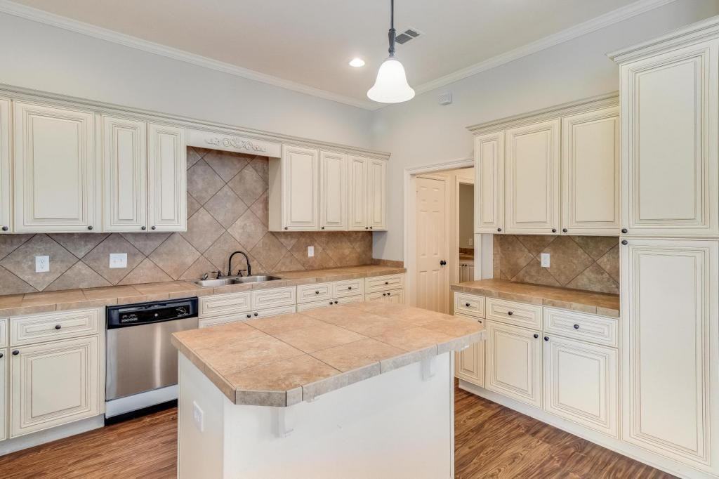 161 Notting Hill Pl - Photo 7 of 17