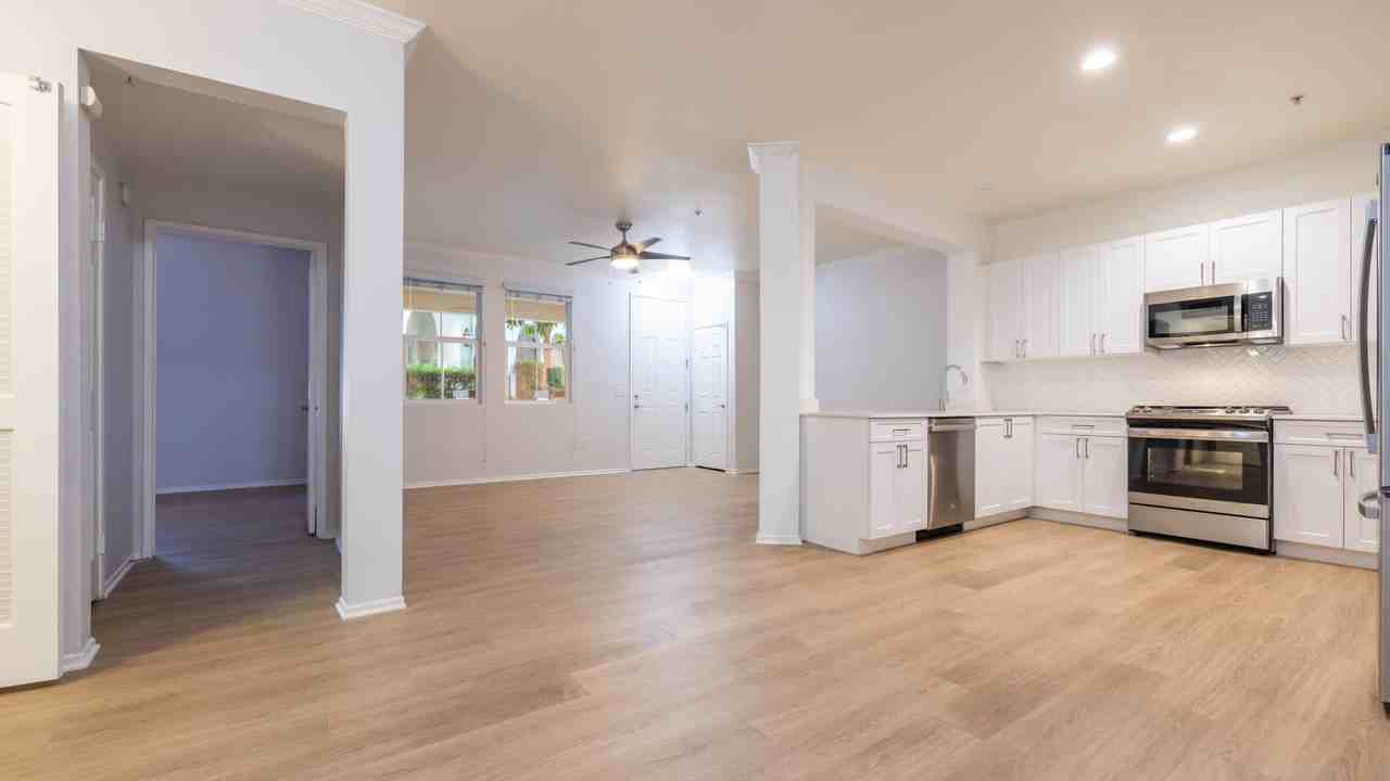 Vintage - Photo 6 of 32