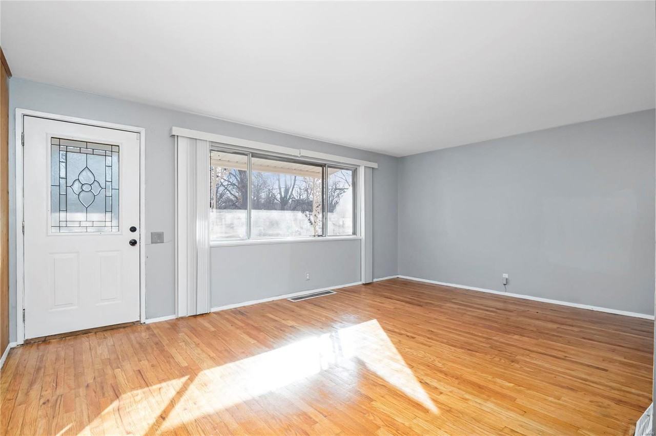 1547 Babcock Dr - Photo 2 of 27