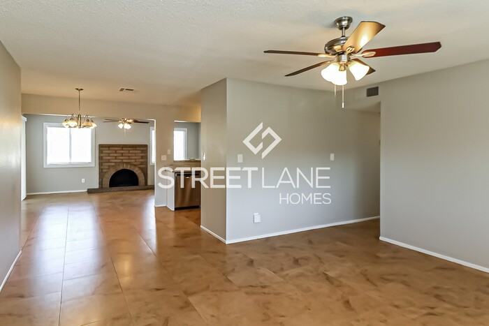 7432 W Mission Ln - Photo 3 of 15