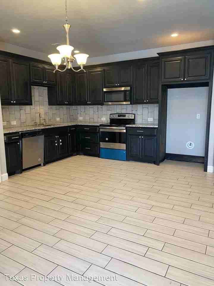 301 E Willingham St #B