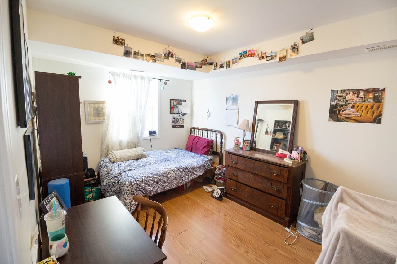 673 MacLaren Street - Photo 3 of 8