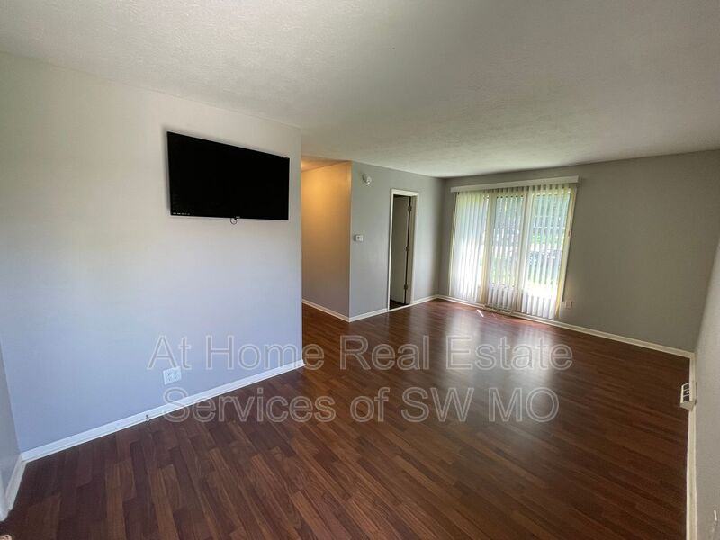 1343 E Elm St - Photo 2 of 8