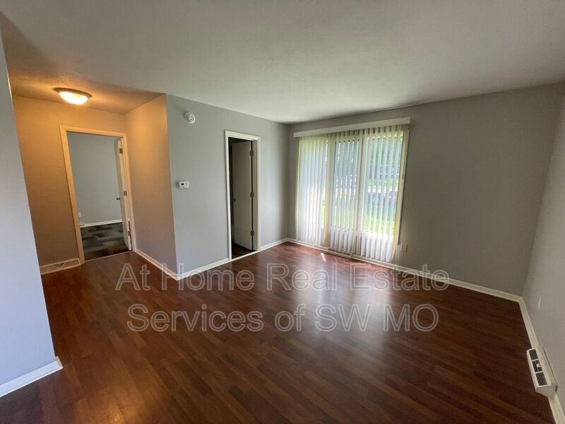 1343 E Elm St - Photo 3 of 8