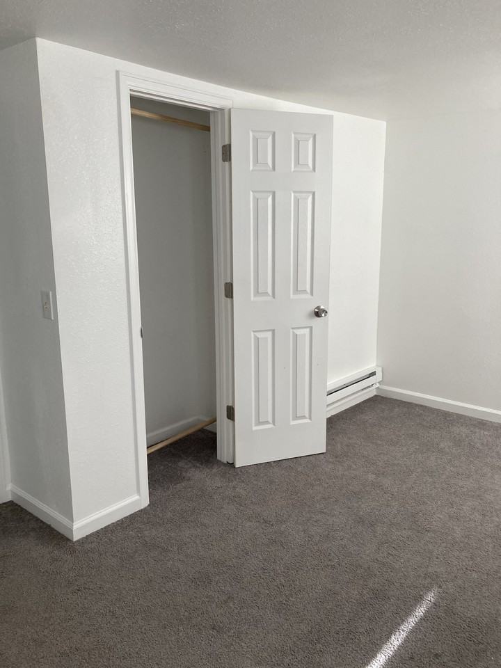 516 W 6th St - Photo 3 of 8