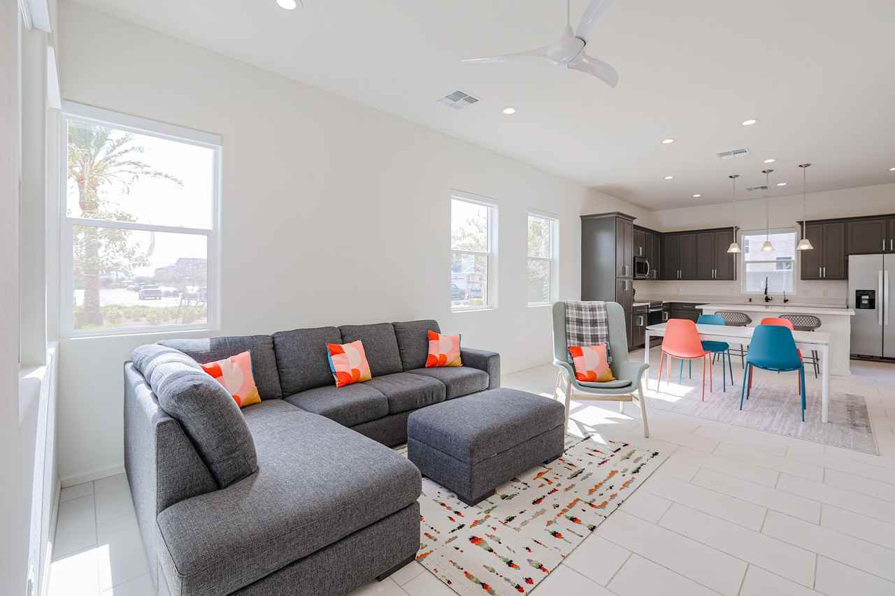 15676 W Polk St - Photo 4 of 50