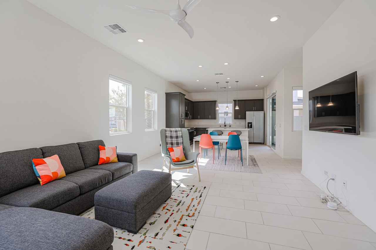 15676 W Polk St - Photo 5 of 50
