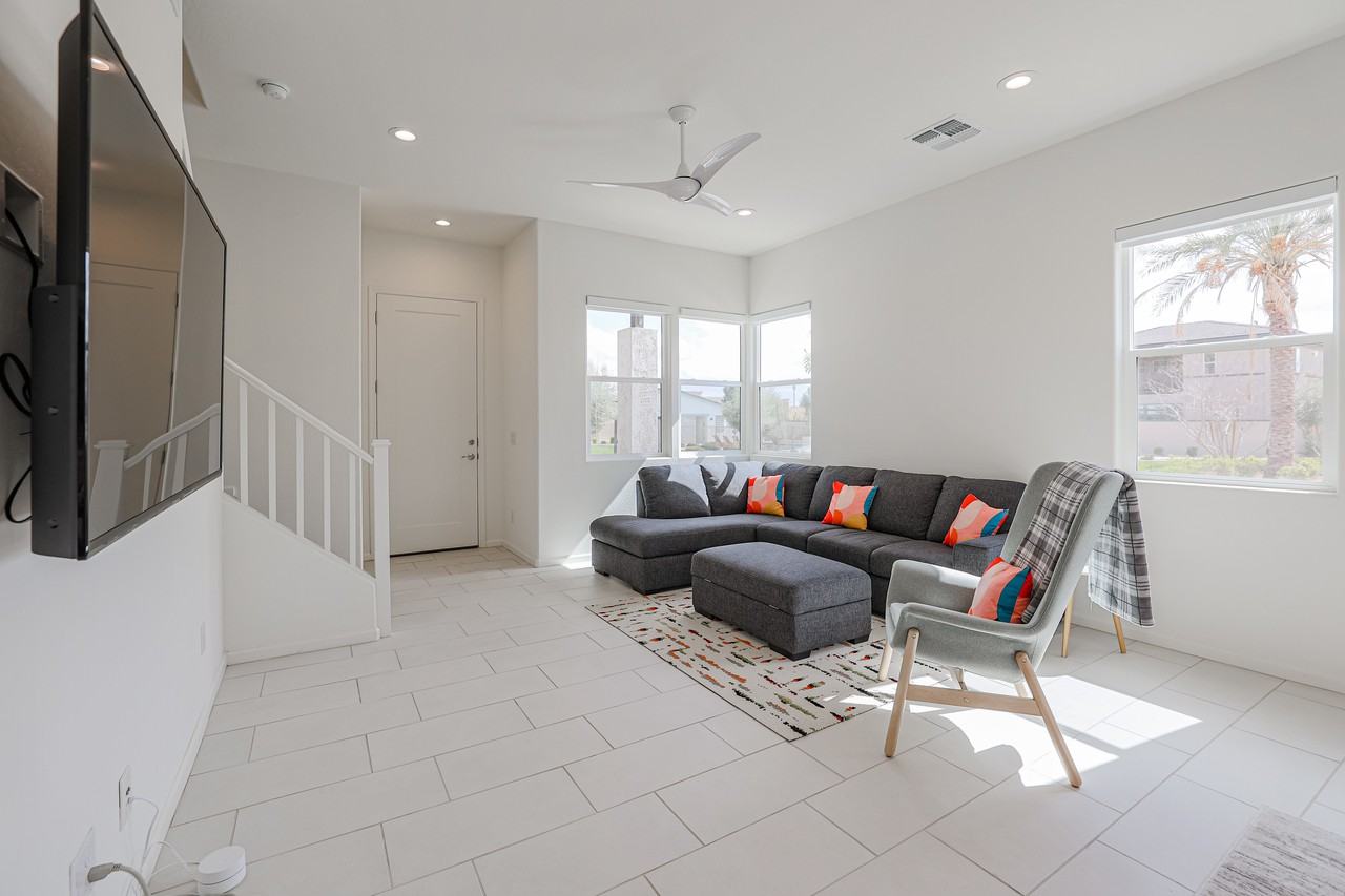 15676 W Polk St - Photo 6 of 50