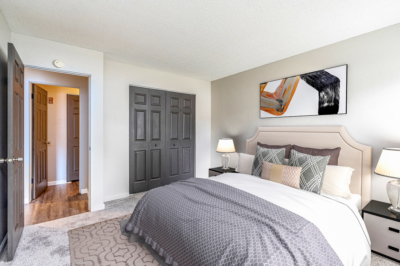 Piccadilly West - Photo 4 of 40