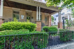 featured image of 4045 Pine St