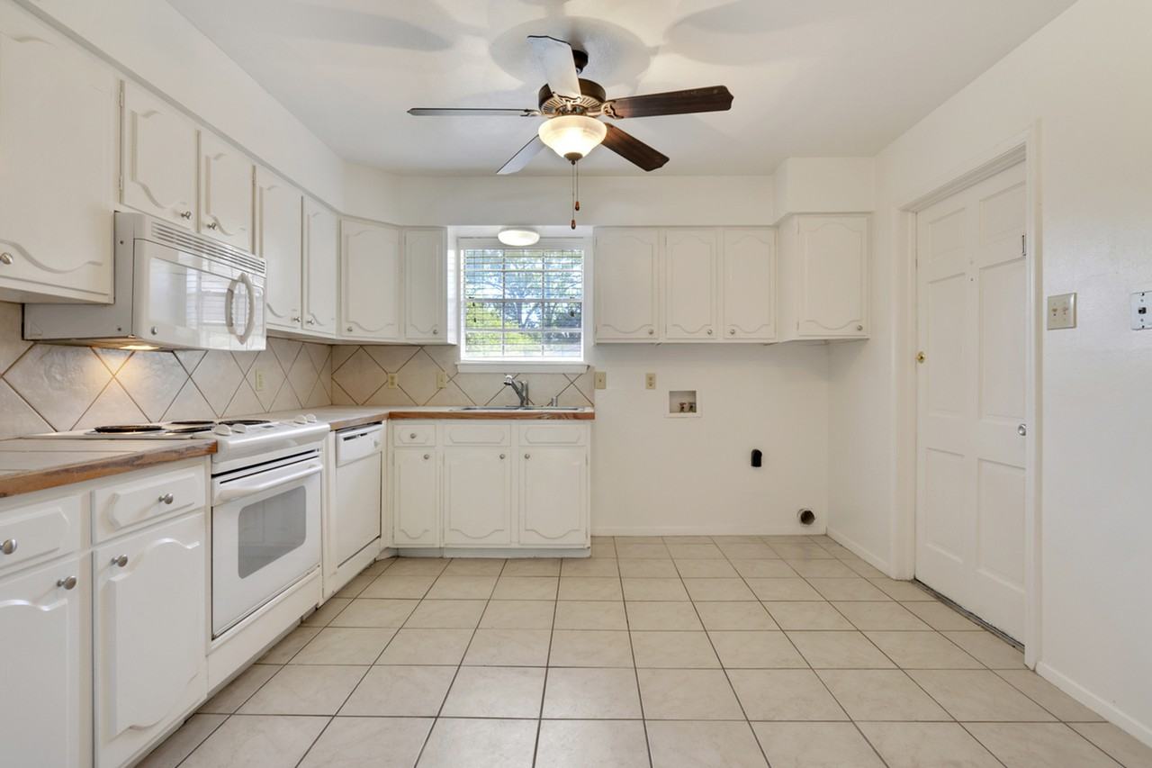 Ole Towne - Photo 4 of 37