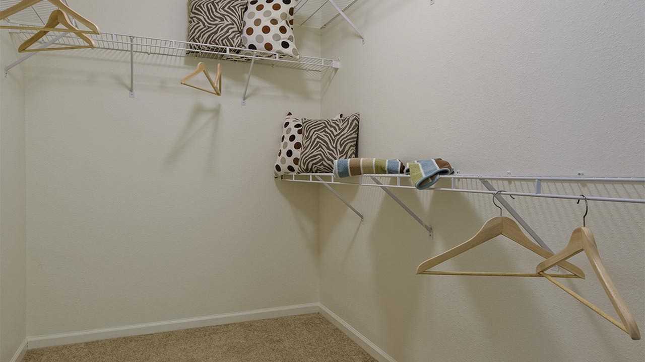 Alister Quincy - Photo 7 of 33