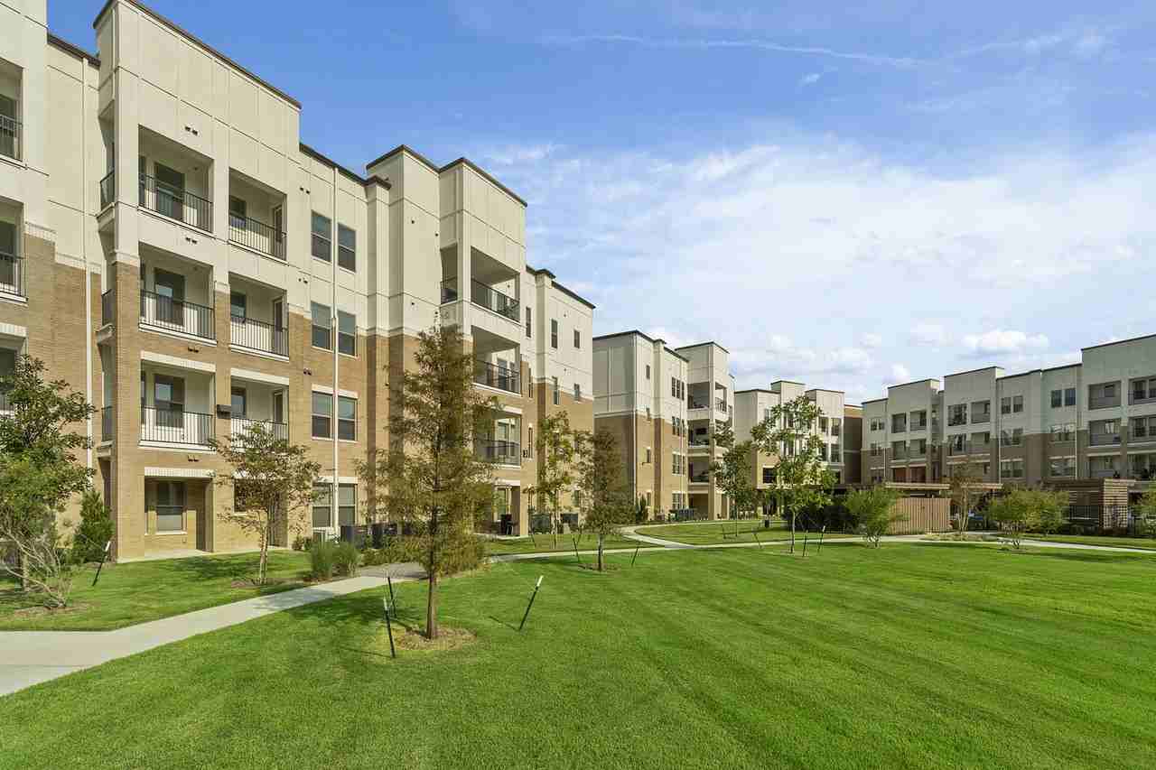 Luxe at Mercer Crossing - Photo 2 of 50