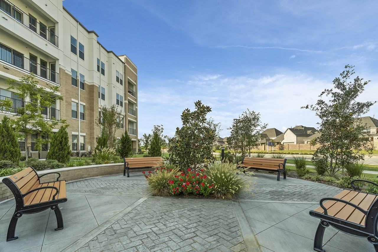 Luxe at Mercer Crossing - Photo 4 of 50