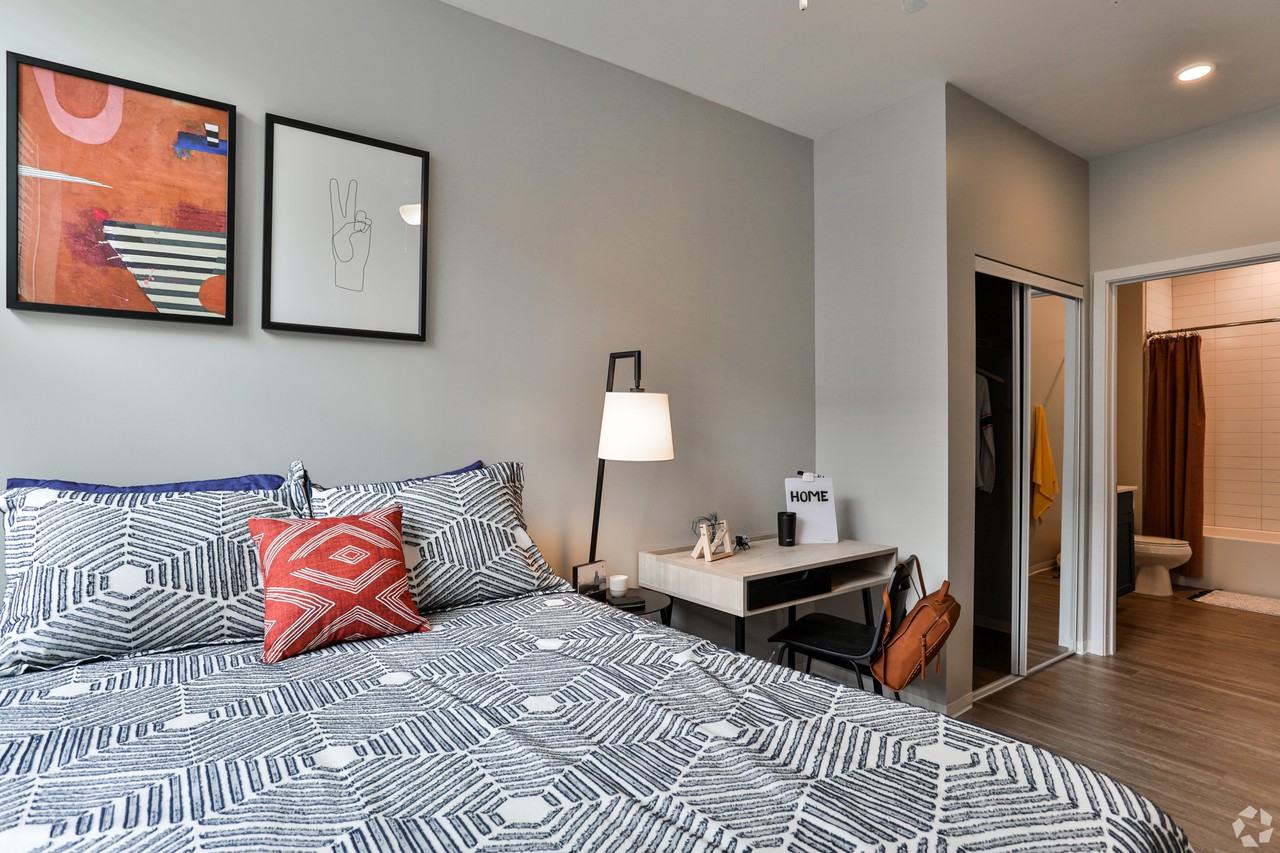 Student | Uncommon Auburn - Photo 3 of 50