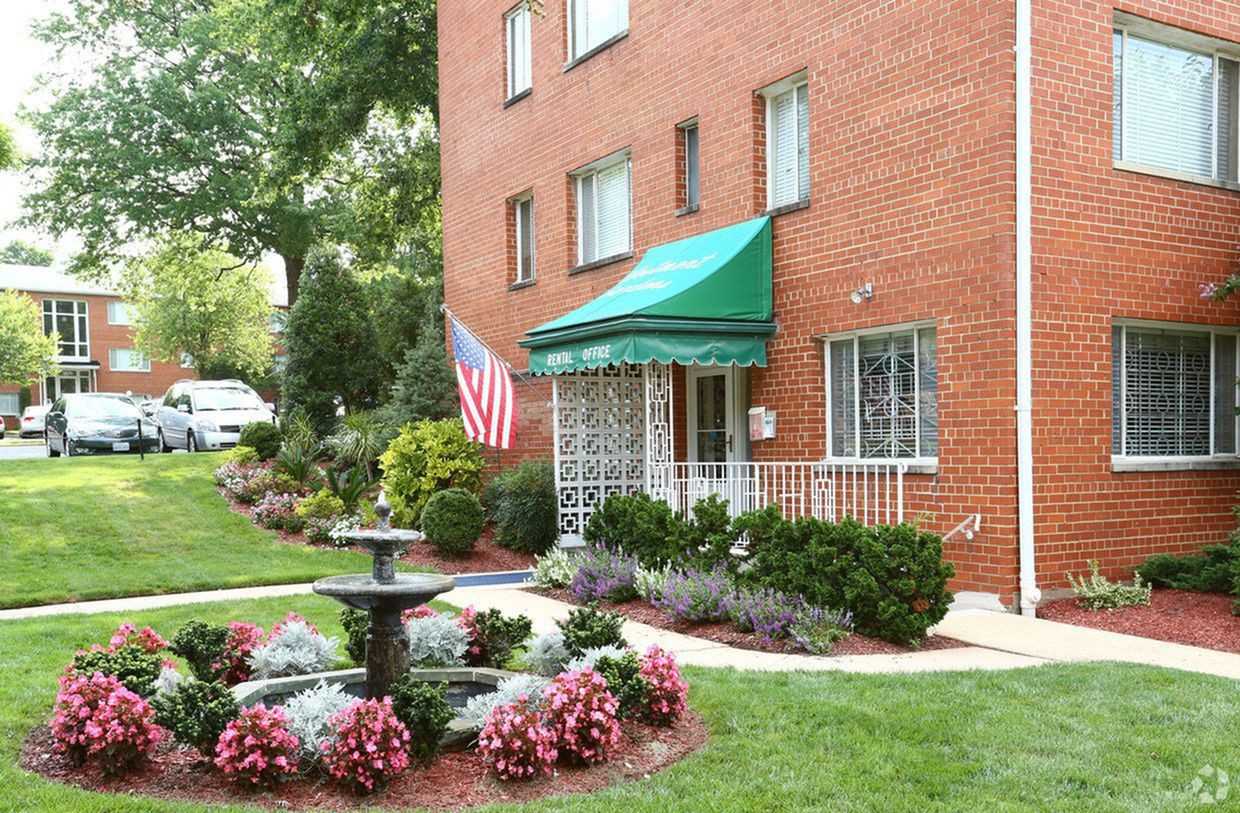 Westmont Gardens Apartments - Photo 5 of 10