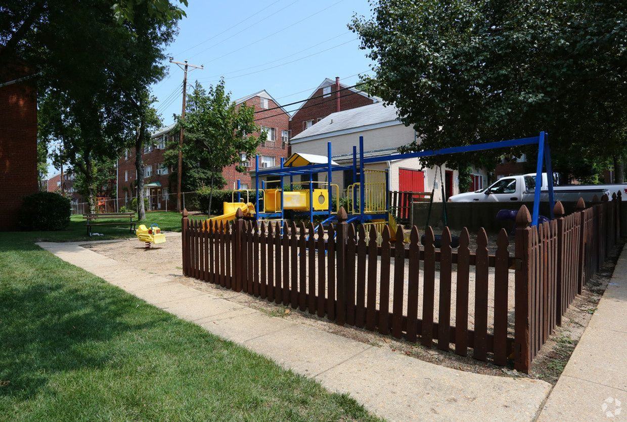 Westmont Gardens Apartments - Photo 7 of 10