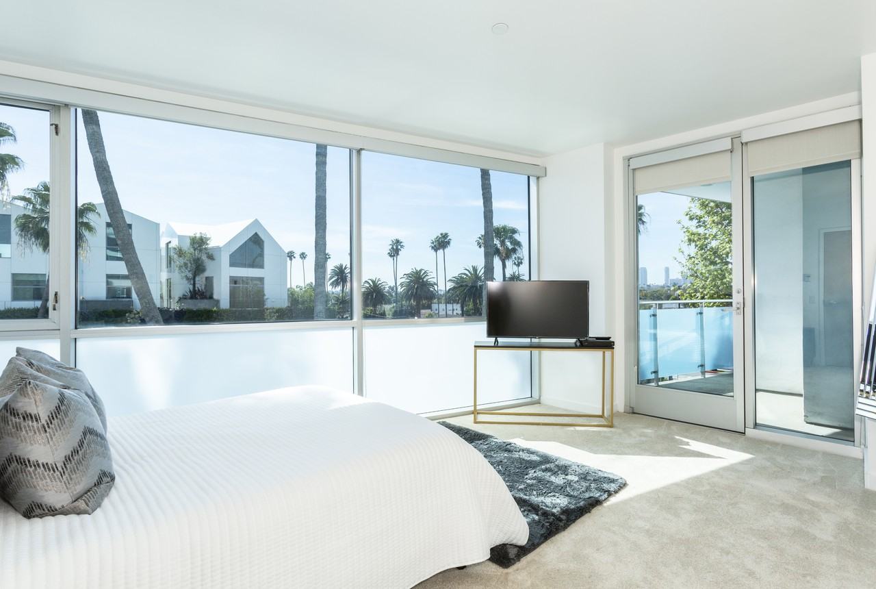 Blu Beverly Hills - Photo 5 of 27