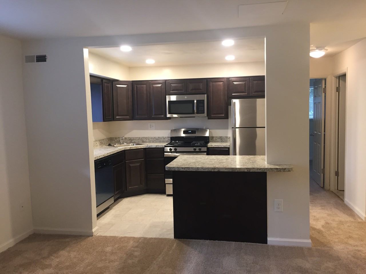 Montrose Manor - Photo 4 of 23